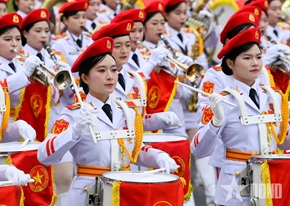 雨中阅兵集训的官兵坚韧与热血之美